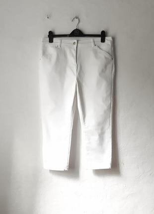 Стильні базові білі укорочені стрейчеві штани