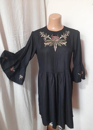 Вискозное черное короткое пышное платье с вышивкой1 фото