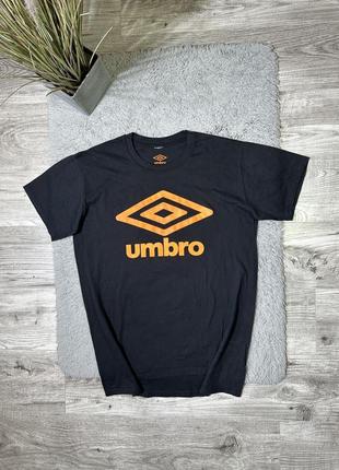 Оригинальная, полностью черная, очень крутая футболка от бренда “umbro - big logo”