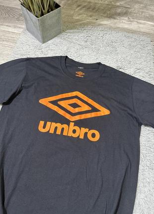 Оригинальная, полностью черная, очень крутая футболка от бренда “umbro - big logo”2 фото