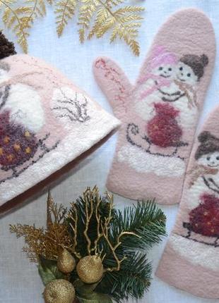 Шапка і рукавиці 'закохані сніговики' пудровий валяного комплект