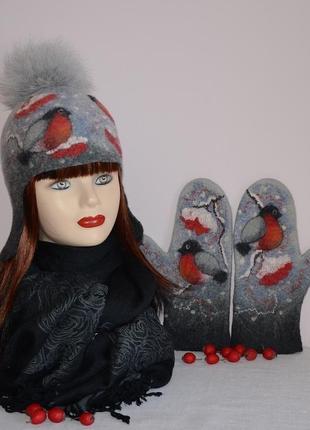 Комплект валяного шапка і рукавиці на гілках снігурі горобини3 фото