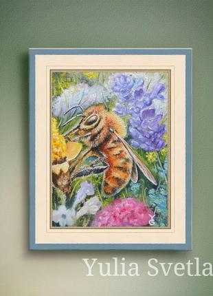 Картина маслом бджола на квітці 18*24 см5 фото