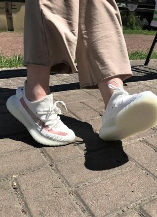 Жіночі кросівки adidas yeezy boost 350 v2 white в білому кольорі (37, 38р.)5 фото