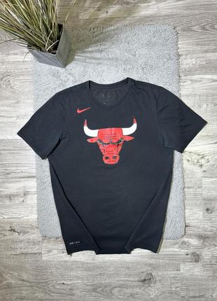 Оригинальная, спортивная футболка от бренда “nike - chicago bulls”1 фото