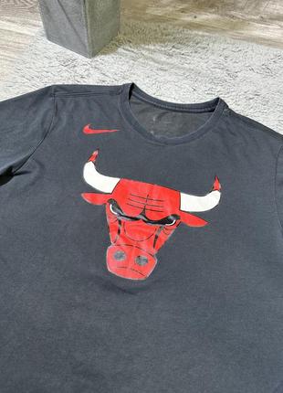 Оригинальная, спортивная футболка от бренда “nike - chicago bulls”3 фото