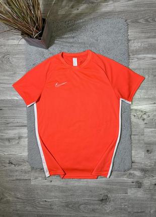 Оригинальная, спортивная футболка от бренда “nike dri-fit”