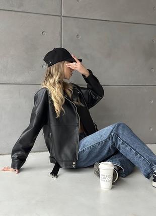 Женская черная куртка косуха из искусственной кожи6 фото