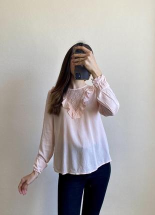 Блуза h&amp;m нежно розовая персиковая с рюшей с кружевом с длинными рукавами женская вискозная3 фото