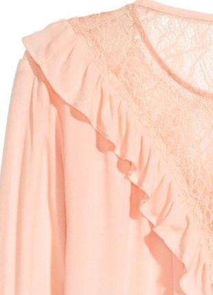 Блуза h&amp;m нежно розовая персиковая с рюшей с кружевом с длинными рукавами женская вискозная4 фото