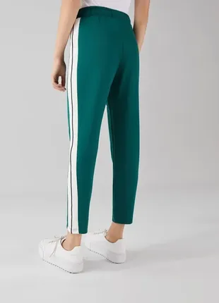 Зелені спортивні жіночі штани bershka