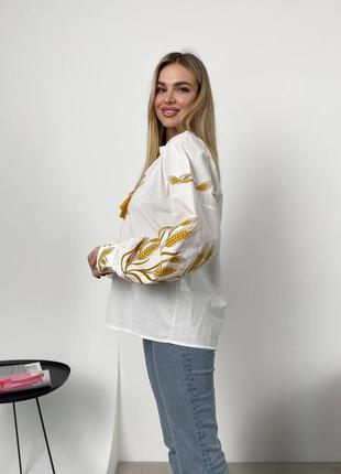 Женская вышитая блуза колоритная украинская вышиванка этатно рубашка с вышивкой на большой день наложка после платья наложена платаже черная белая колорка золото4 фото