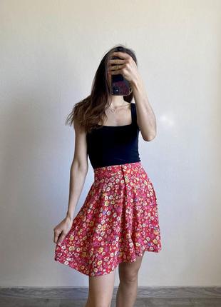 Цветочная мини юбка new look на пуговицах вискозная красная женская весенняя летняя в цветах6 фото