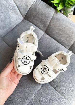 Стильные белые босоножки от Tom.m