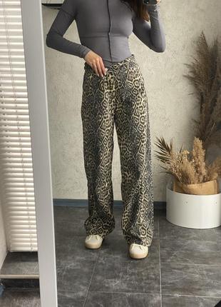 Стильні леопардові прямі джинси