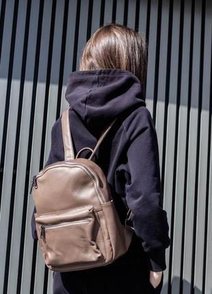 Женский стильный и качественный рюкзак из натуральной кожи коричневый7 фото