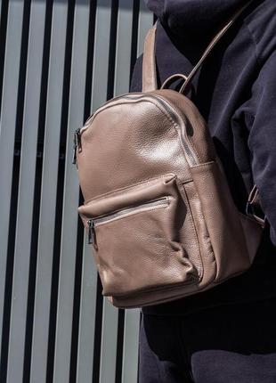 Женский стильный и качественный рюкзак из натуральной кожи коричневый3 фото