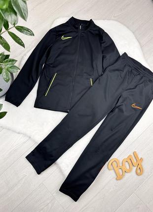 Тонкий спортивный костюм nike на мальчика 9-10р.1 фото