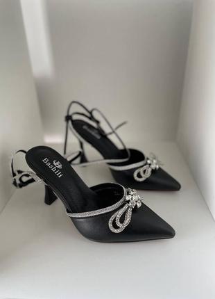 Чорные туфли с камнями на каблуке4 фото