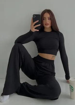 Трендовий костюм-двійка топ водолазка і штани вільного крою широкі