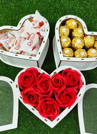 Три коробки серце, подарунковий набір солодощів з квітами, под...1 фото