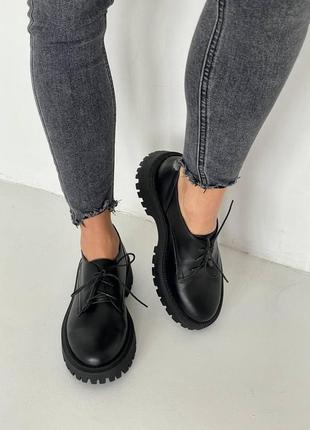 Жіночі чорні шкіряні туфлі на шнурівці танкетка1 фото