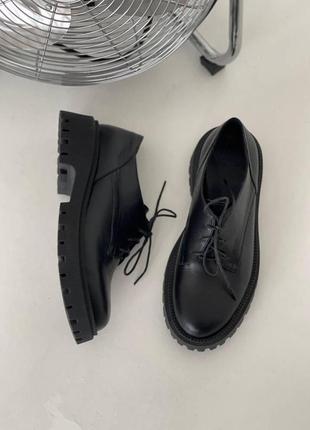 Жіночі чорні шкіряні туфлі на шнурівці танкетка2 фото