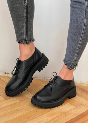 Жіночі чорні шкіряні туфлі на шнурівці танкетка3 фото