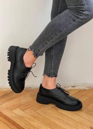 Жіночі чорні шкіряні туфлі на шнурівці танкетка6 фото