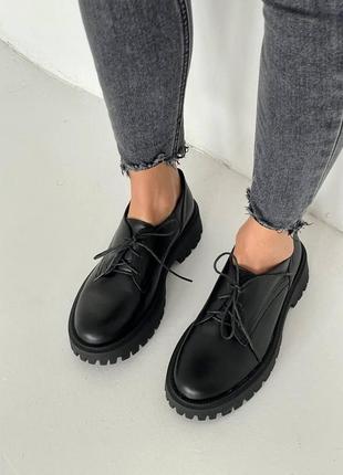 Жіночі чорні шкіряні туфлі на шнурівці танкетка9 фото