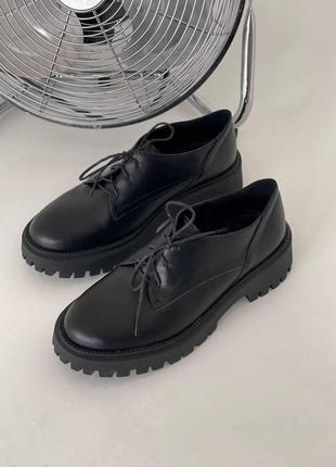 Жіночі чорні шкіряні туфлі на шнурівці танкетка10 фото