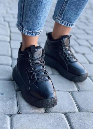 Жіночі зимові кросівки чорні на платформі