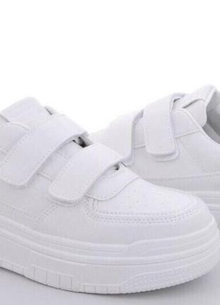 Білі кросівки жіночі базові на липучках