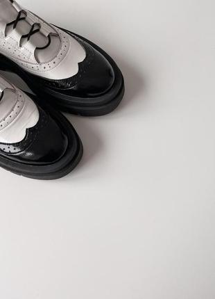 Жіночі чорно білі туфлі лофери лакована шкіра 40 р2 фото