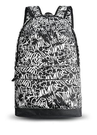 Міський чорний рюкзак із принтом графіті.