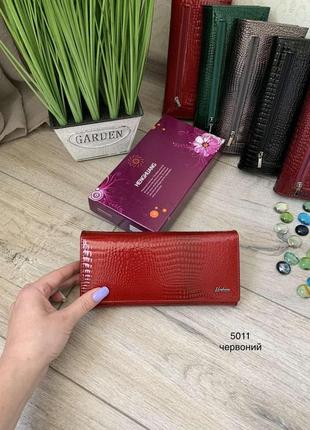 Жіночий шкіряний лакований червоний гаманець на магніті