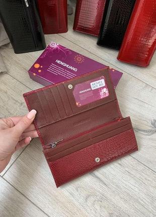 Жіночий шкіряний лакований бордовий гаманець на кнопке3 фото