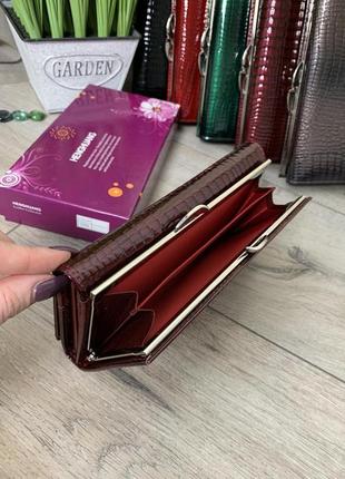 Жіночий шкіряний лакований бордовий гаманець на магнітах hengh...2 фото