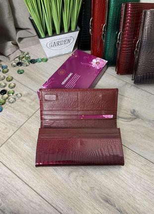Жіночий шкіряний лакований бордовий гаманець на магнітах hengh...3 фото