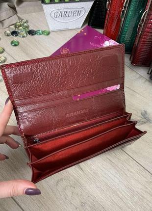 Жіночий шкіряний лакований бордовий гаманець на магнітах hengh...4 фото
