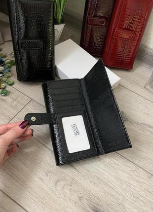 Жіночий чорний гаманець купюрник на магнітах зі шкіри під лаком3 фото