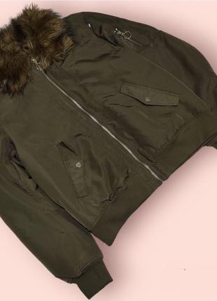Жіноча куртка бомбер хакі вітровка divided демісезонна з хутряним комірцем