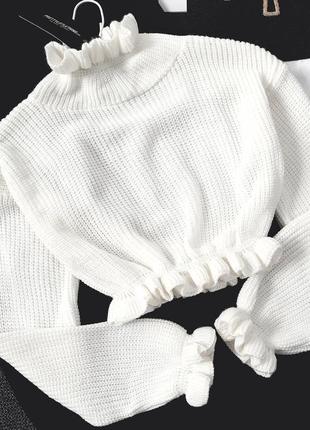 Укорочений в'язаний светр з високим коміром і оборками pretty...6 фото