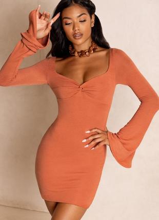 Вишукана помаранчева сукня