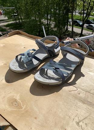 Стильные сандали сандалии