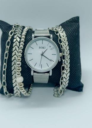 Комплект жіночий кварцевий наручний годинник та браслети.