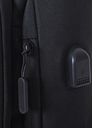Чоловічий сучасний чорний міцний рюкзак з usb з кишенею під га...5 фото