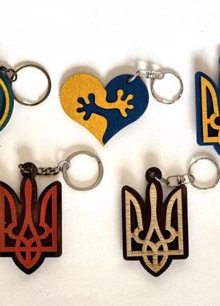 Набір із 5-ти дерев'яних брелоків на ключі в патріотичному сти...