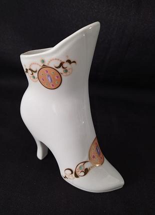 Статуэтка / фигурка  "сапожок колье шарлотты"  коростенский фарфор  ручная работа.
