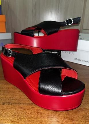 Шкіряні босоніжки на танкетці чорні червоні dakota 36 розмір